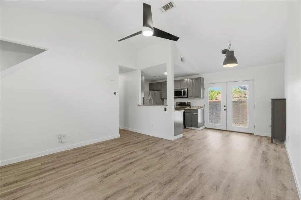 Photo 5 of 1015 E YAGER LN #18