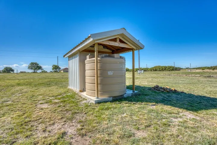 Well HouseStorage Tank 1550 gal