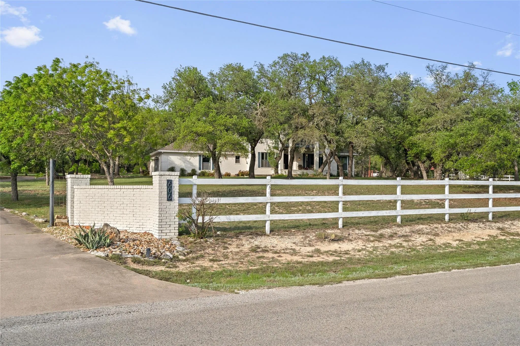 Photo 3 of 606 WINCHESTER DR
