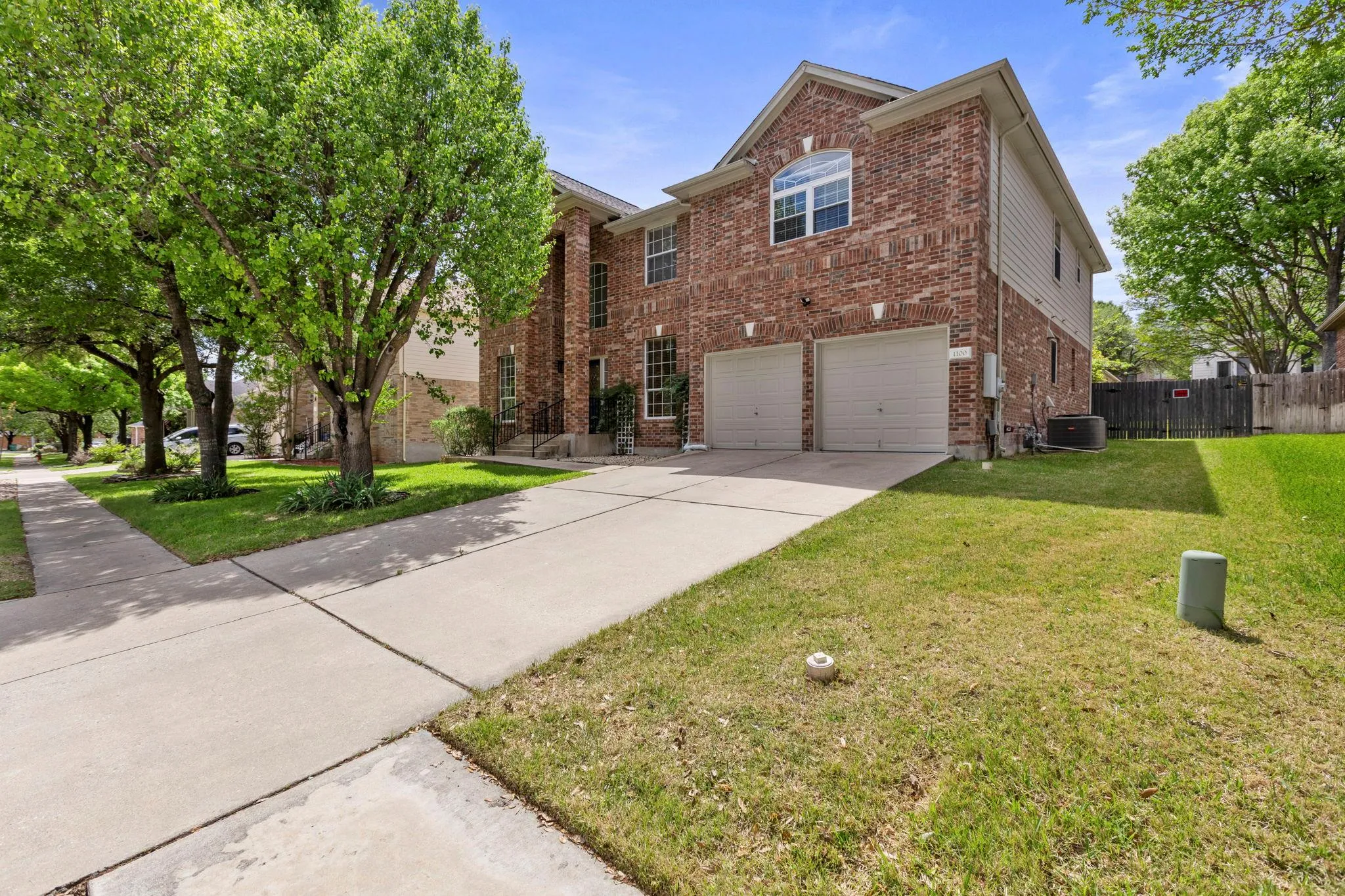 Photo 2 of 1100 VANDERBILT CIR