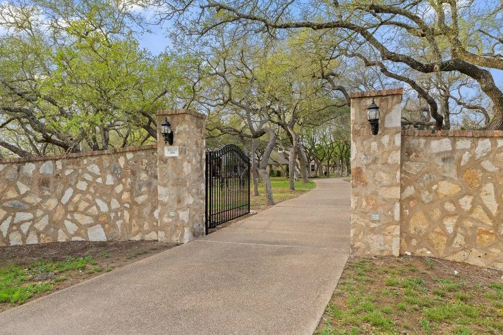 Photo 2 of 999 ENCHANTED OAKS DR