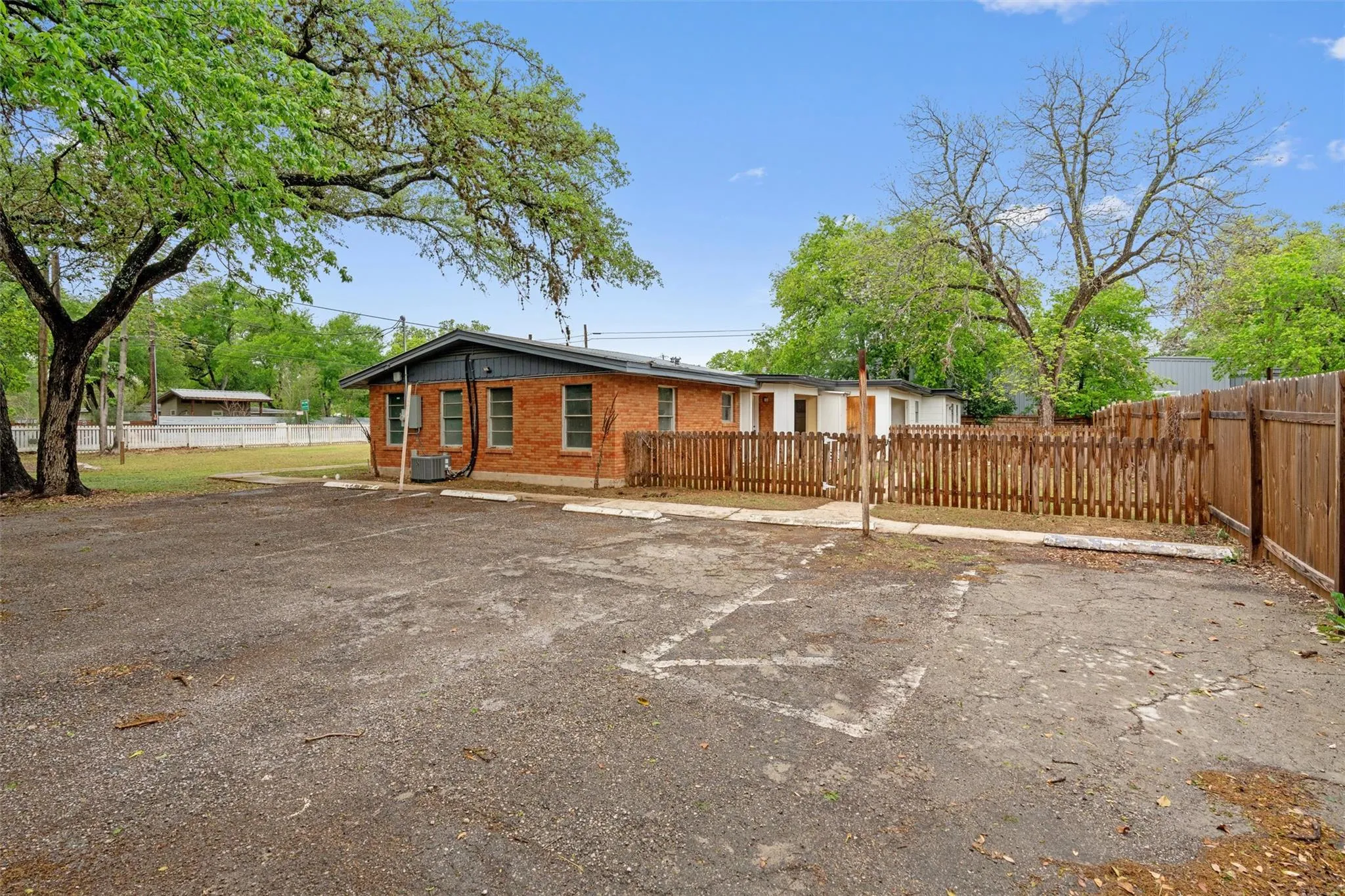 Photo 4 of 10205 OLD MENCHACA RD