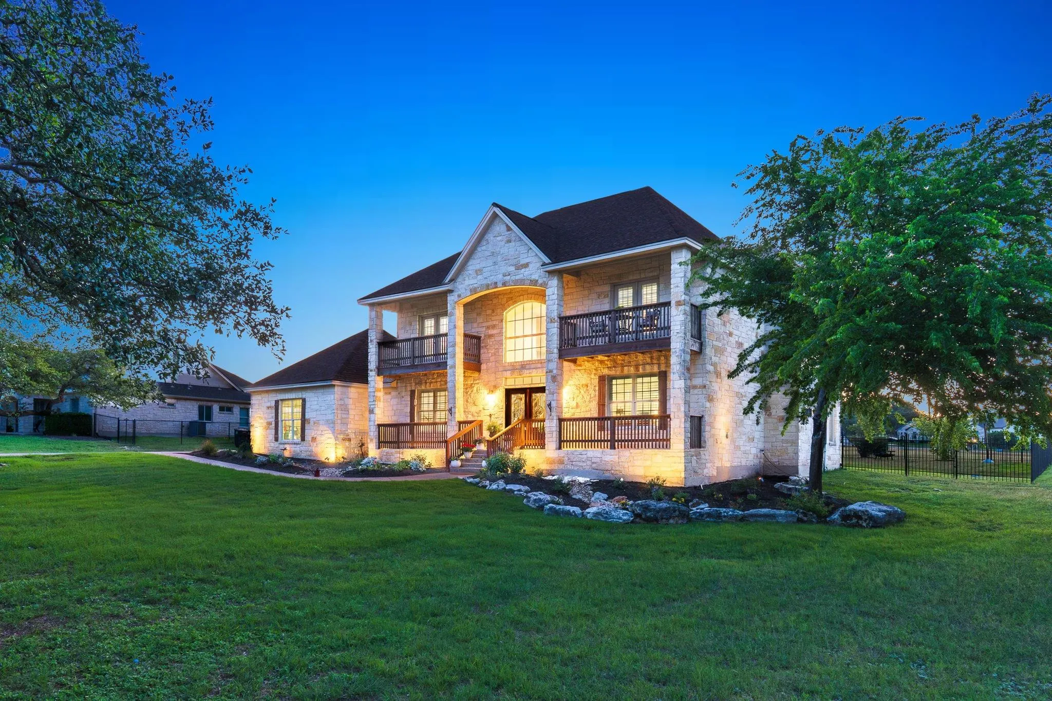 Photo 3 of 600 LAKE SIDE CV