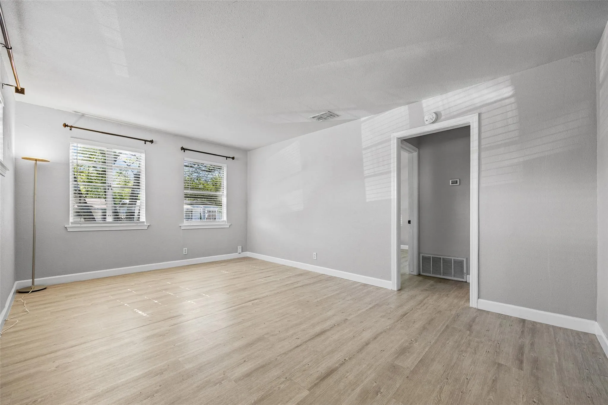 Photo 4 of 4709 LESLIE AVE