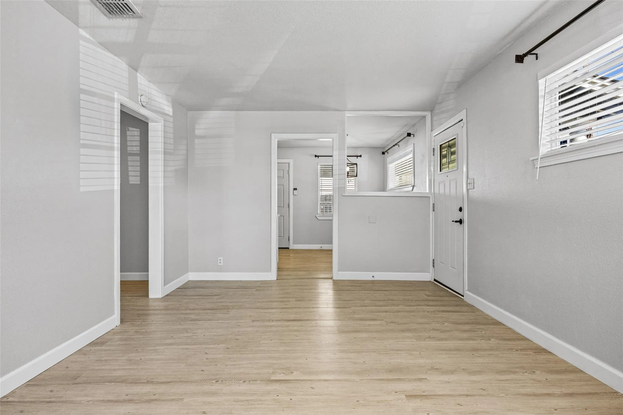 Photo 5 of 4709 LESLIE AVE