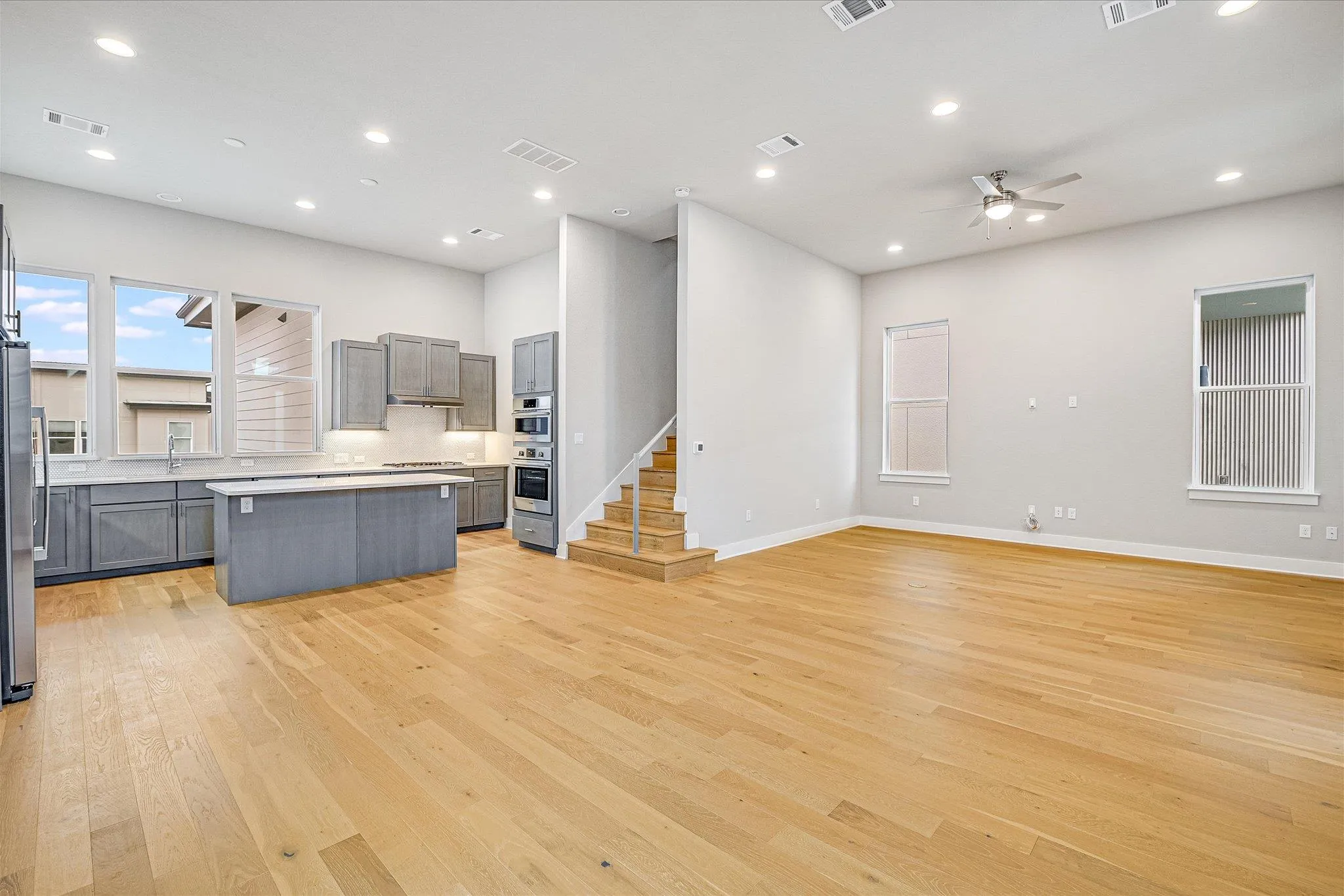Photo 3 of 6136 FLORENCIA LN
