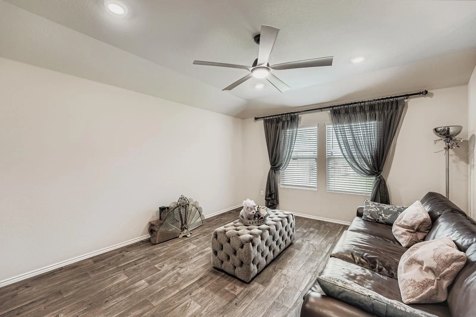 Photo 4 of 6008 SHANJIA DR