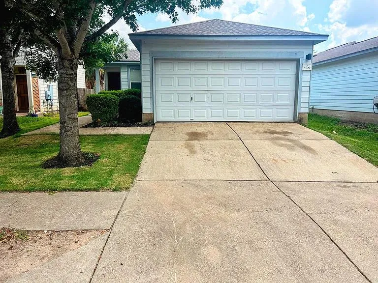 Photo 3 of 6709 DOYAL DR