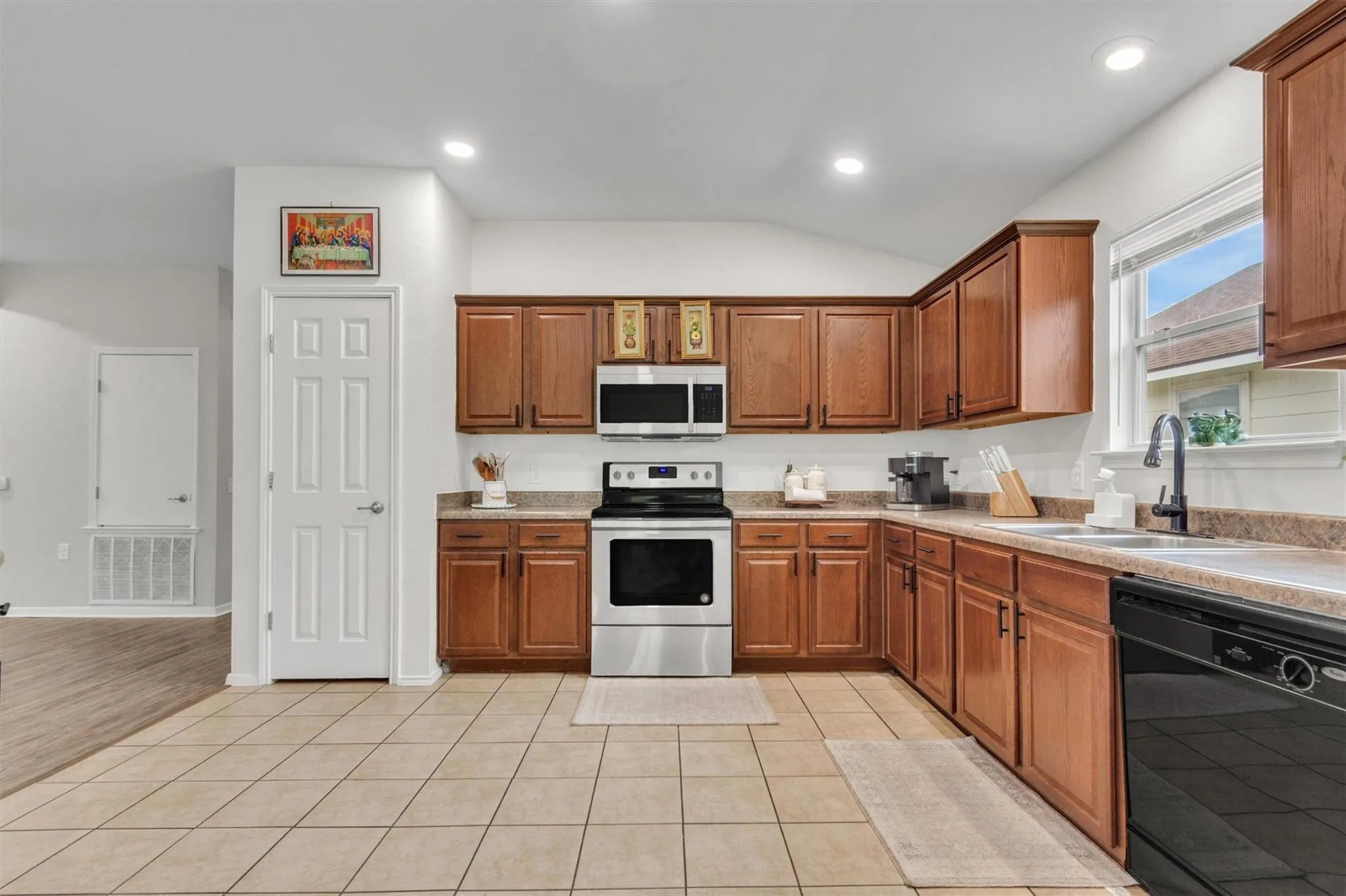 Photo 5 of 6105 CONSTELLATION CIR