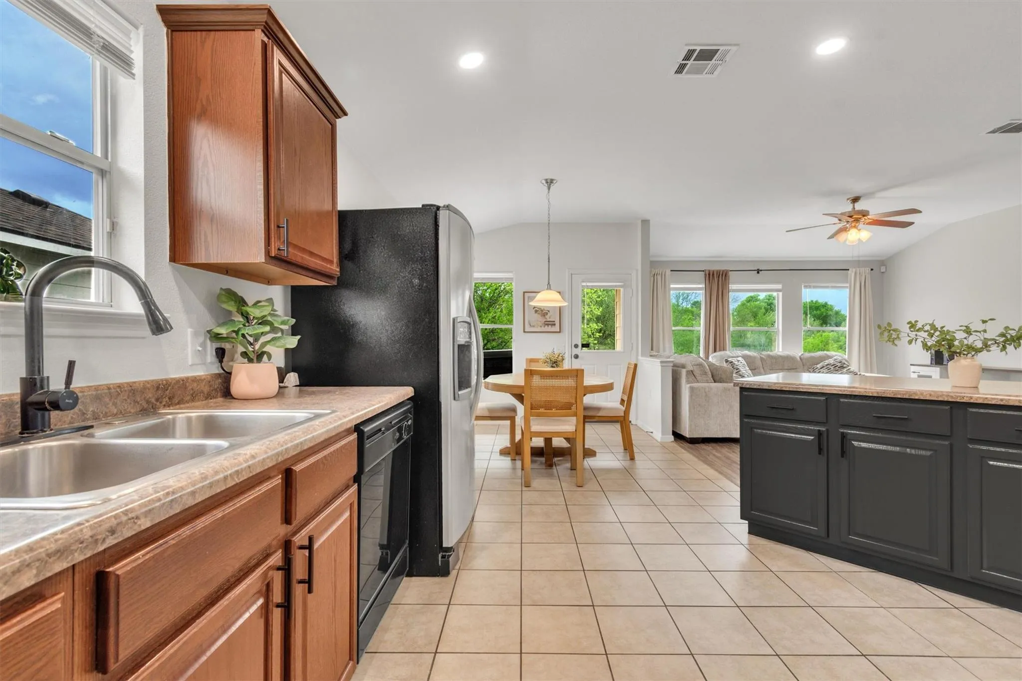 Photo 4 of 6105 CONSTELLATION CIR