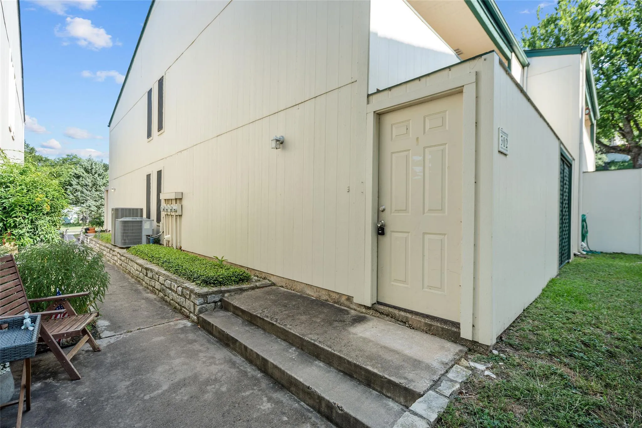 Photo 3 of 6718 SILVERMINE DR #302