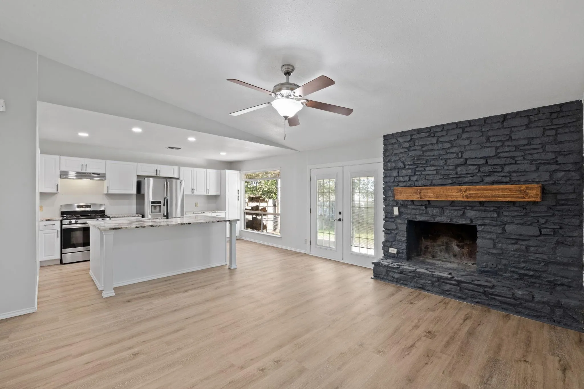 Photo 4 of 10001 WOODGLEN DR