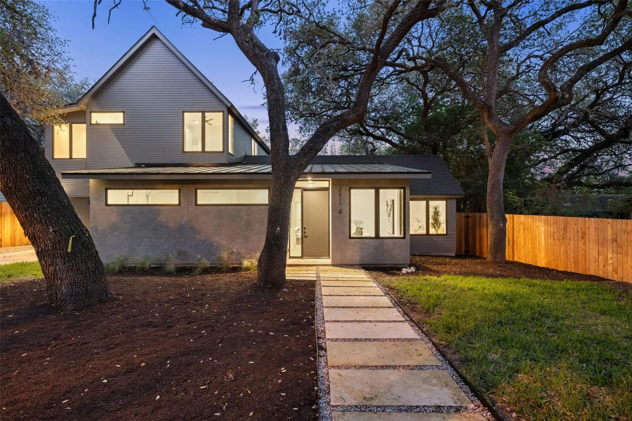 Photo 2 of 2611 OAK CREST AVE #B