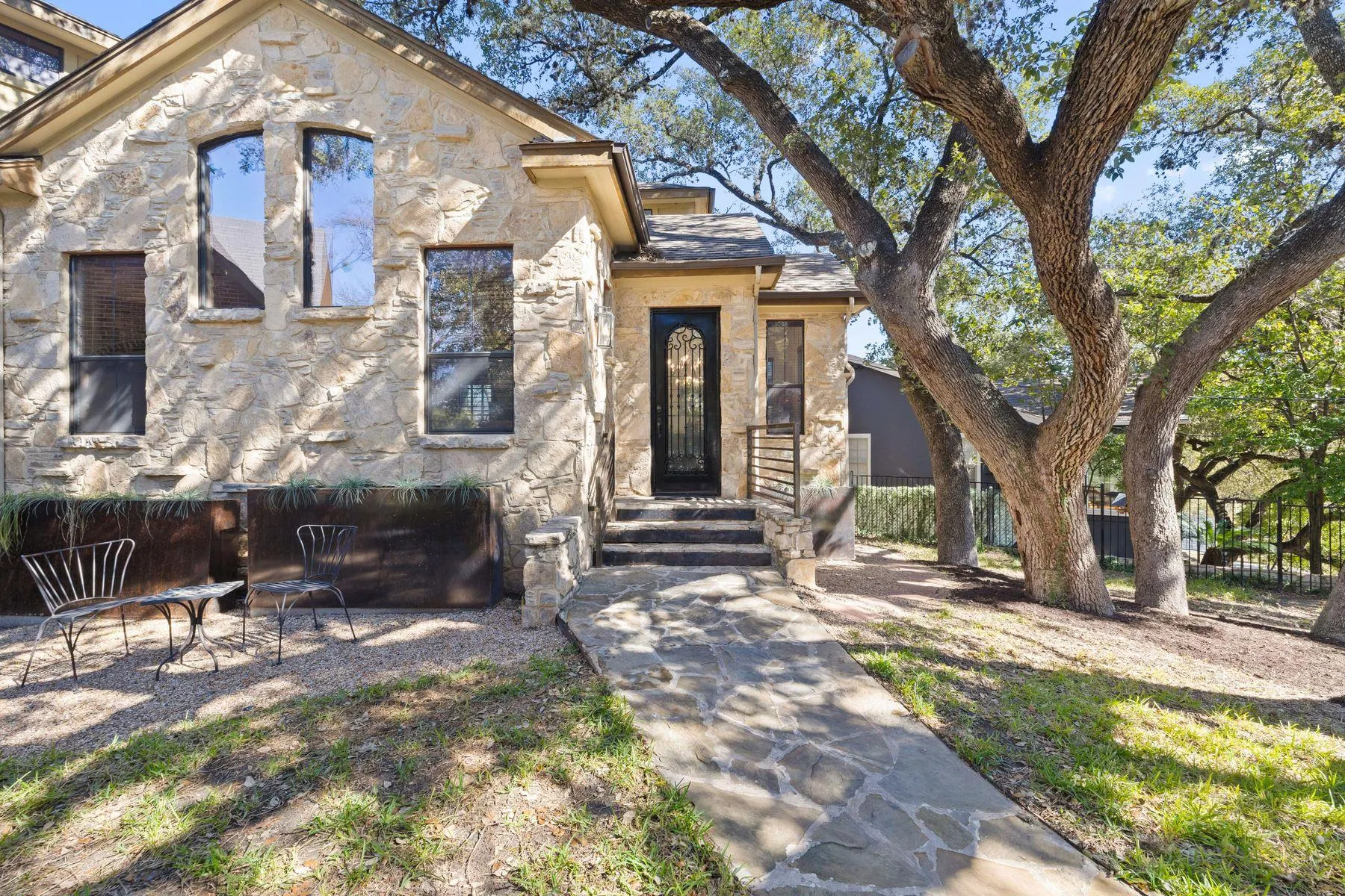 Photo 2 of 1018 HARWOOD PL