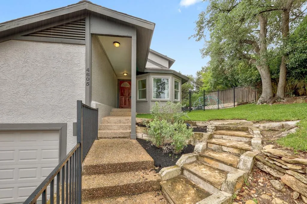 Photo 2 of 4605 BEECHWOOD HOLW
