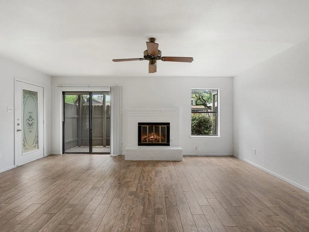 Photo 4 of 7825 BEAUREGARD CIR #4