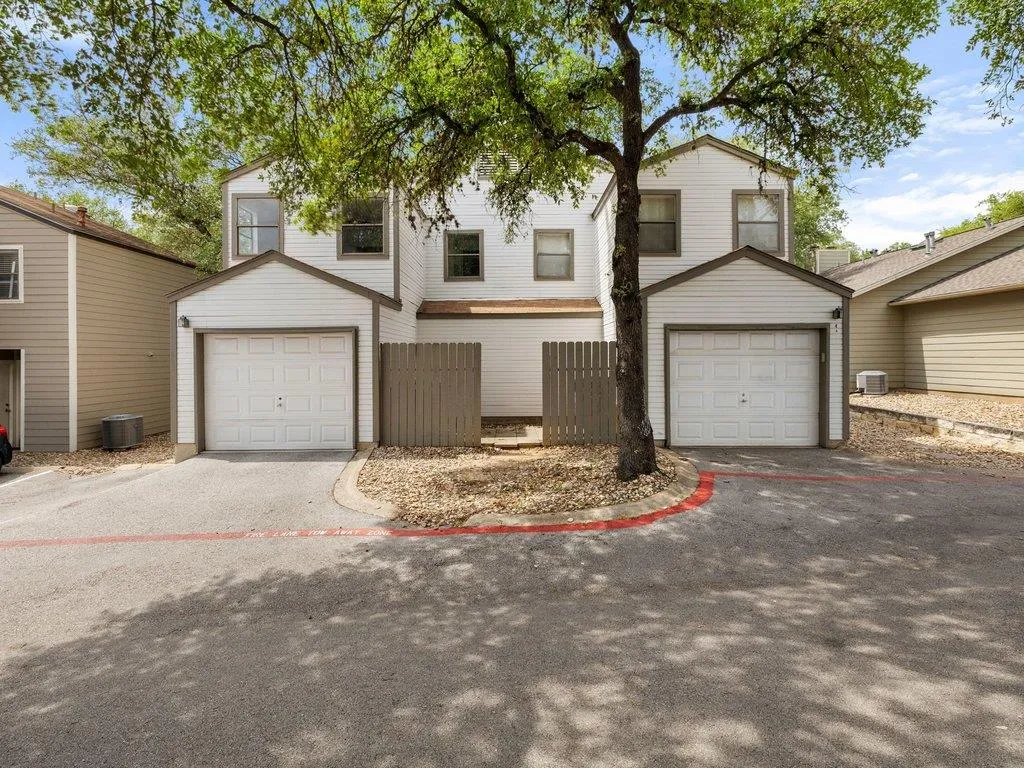 Photo 2 of 7825 BEAUREGARD CIR #4