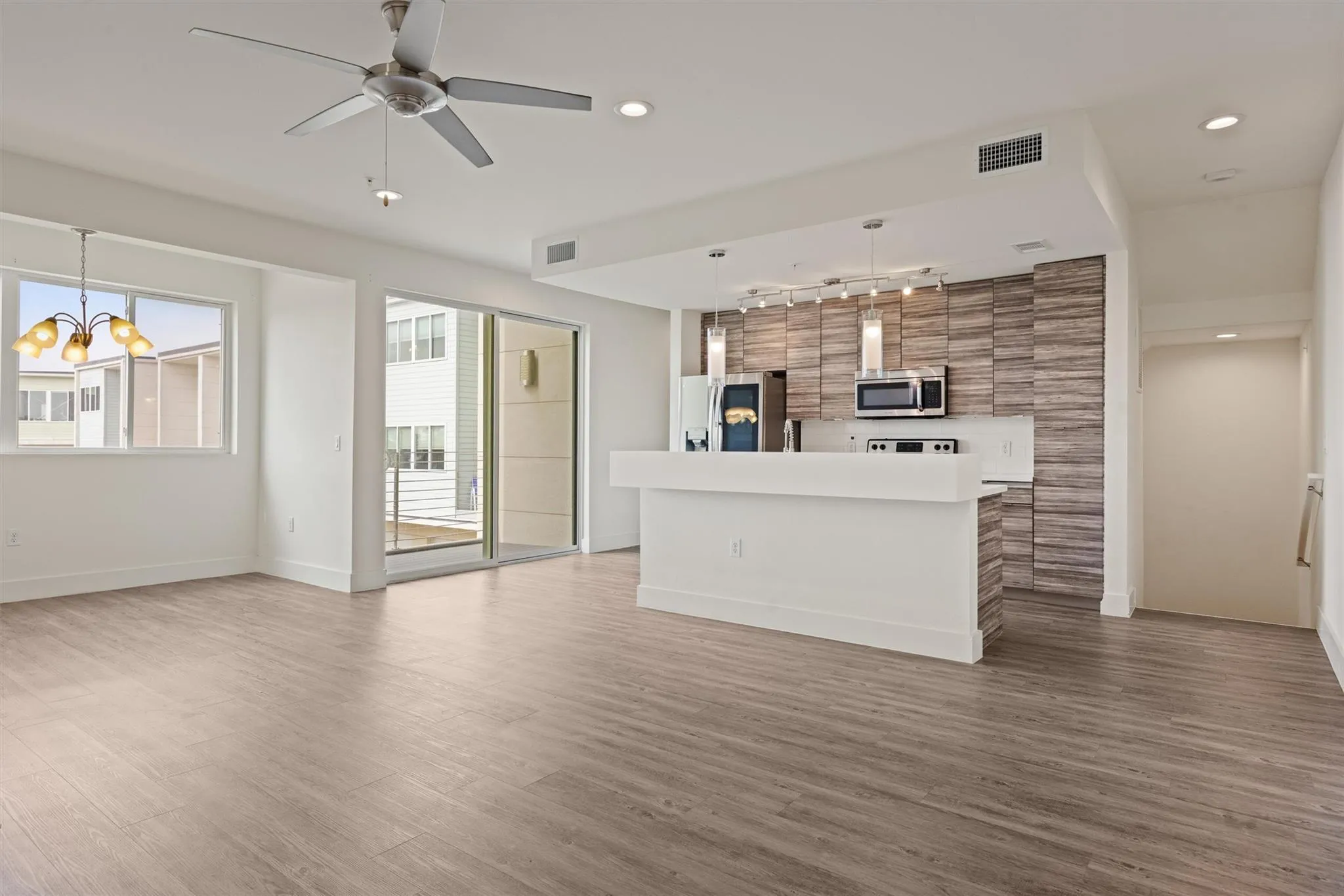 Photo 4 of 604 N BLUFF DR #244