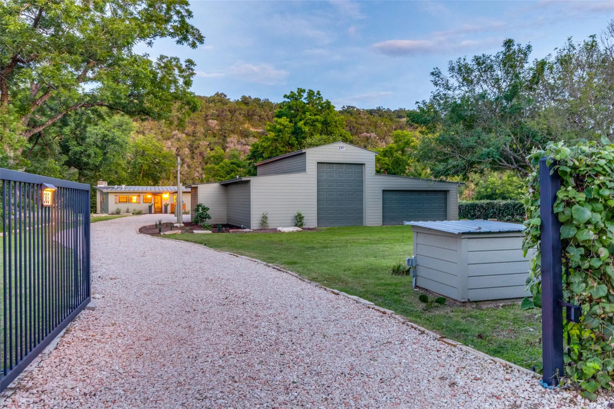 Photo 3 of 303 LAGO VERDE RD