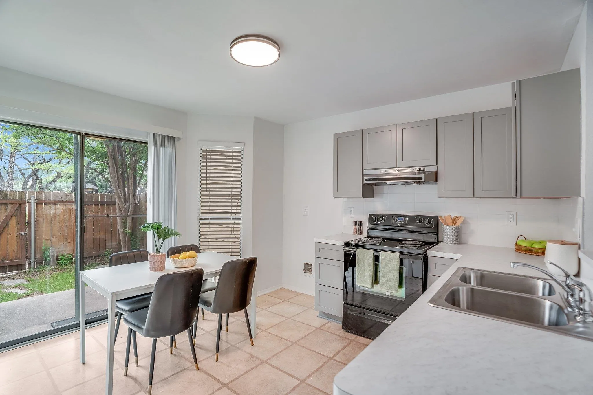 Photo 4 of 11901 SWEARINGEN DR #37