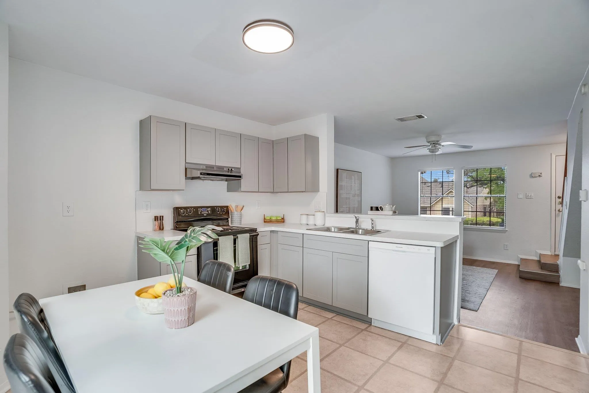 Photo 5 of 11901 SWEARINGEN DR #37