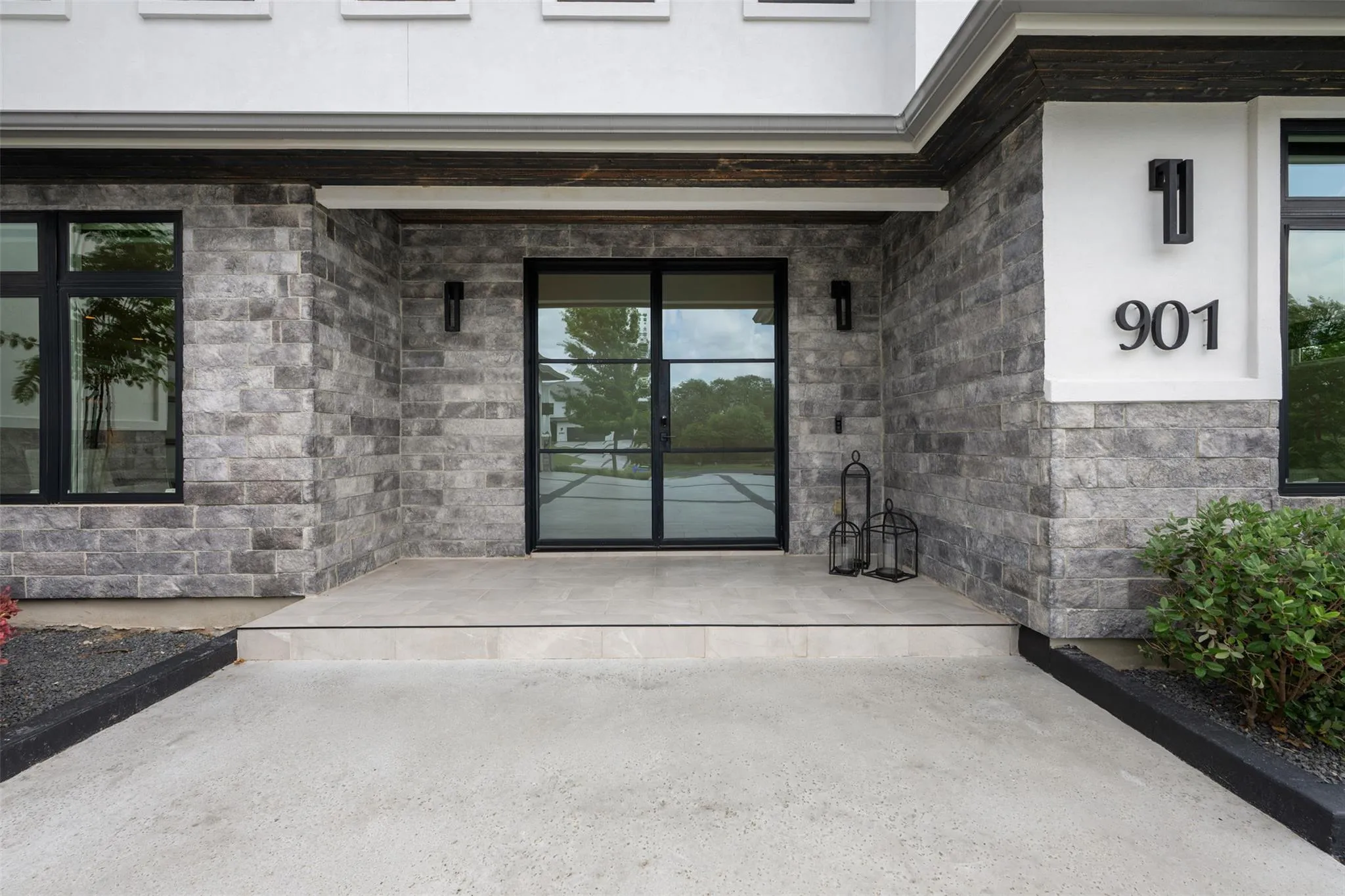 Photo 2 of 901 CYPRESS GROVE DR