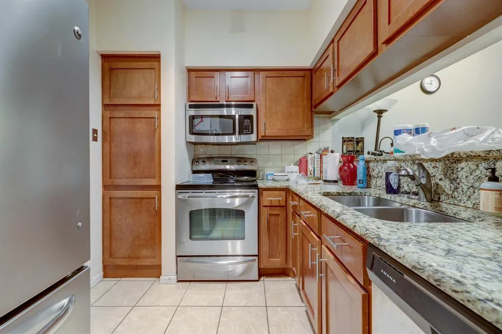 Photo 2 of 2901 SAN JACINTO BLVD #204