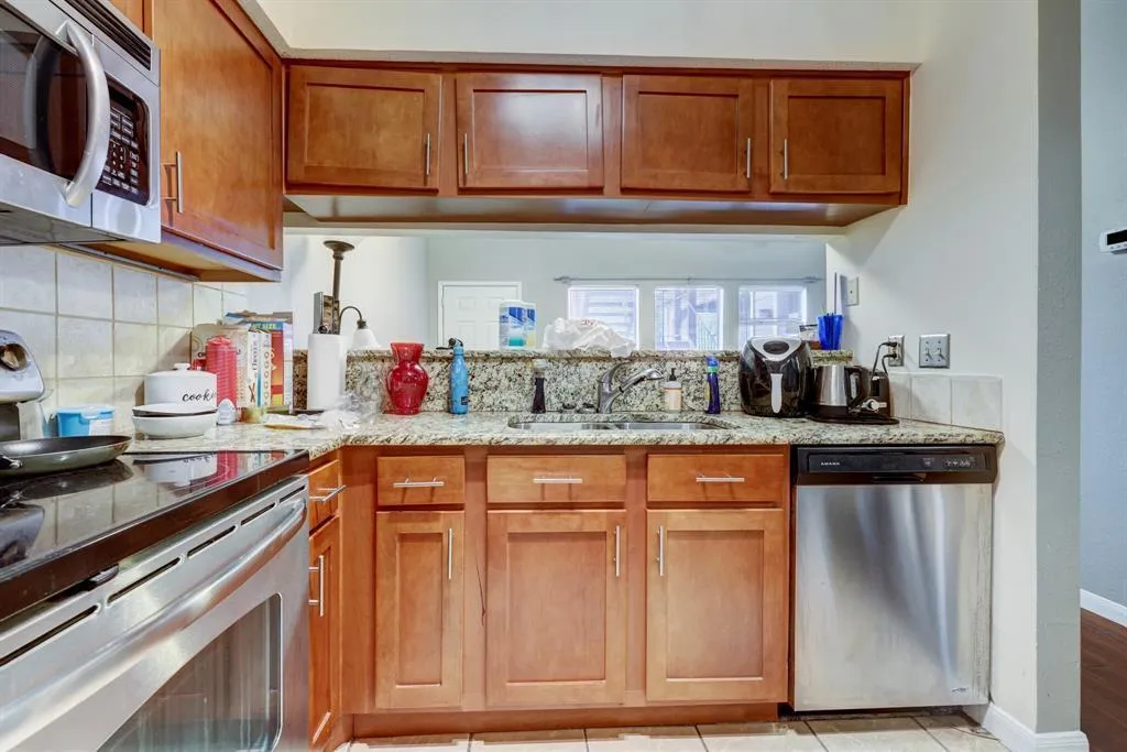 Photo 3 of 2901 SAN JACINTO BLVD #204