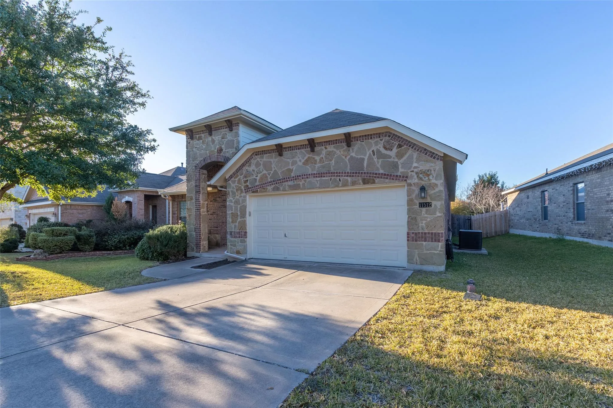 Photo 5 of 11512 FLUSHWING DR