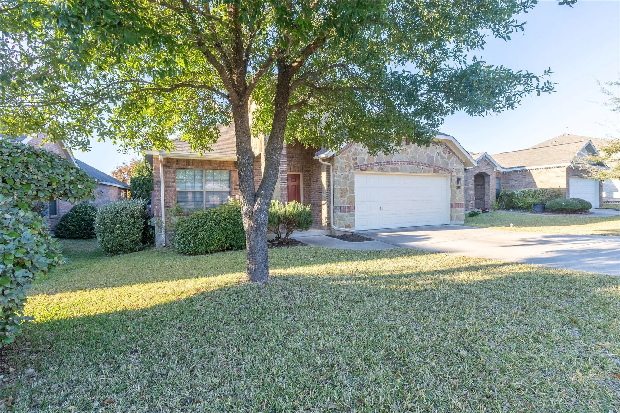 Photo 4 of 11512 FLUSHWING DR