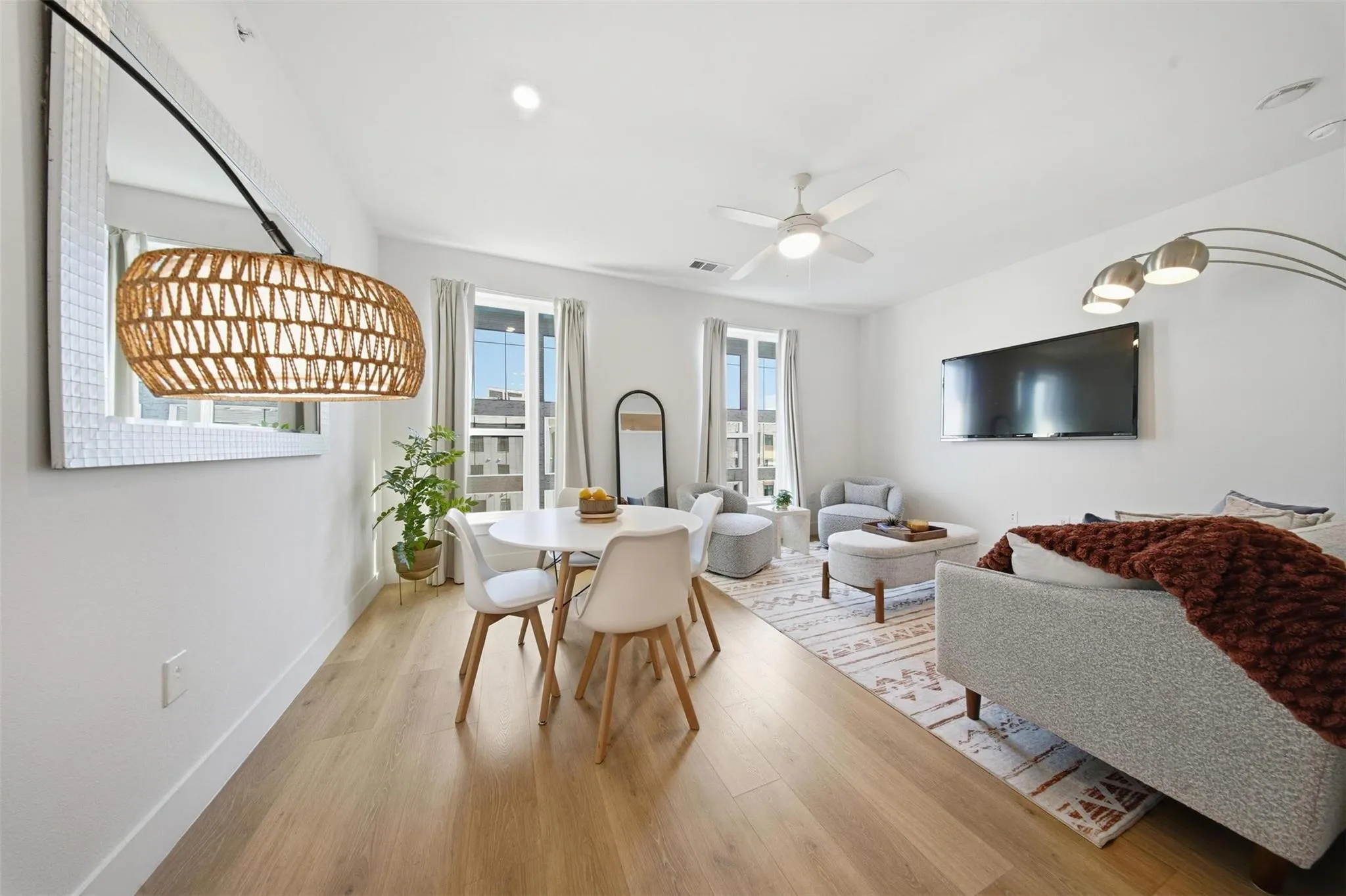 Photo 5 of 1701 SIMOND AVE #615