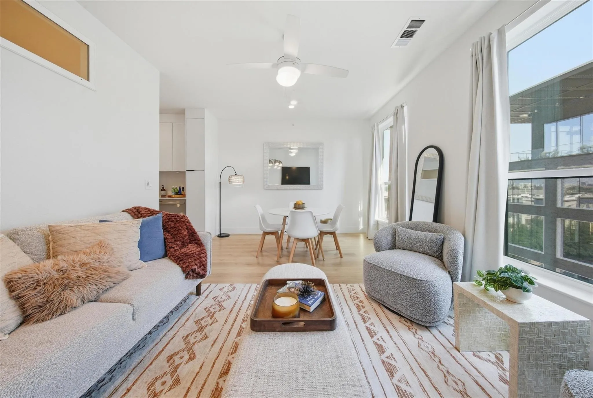 Photo 2 of 1701 SIMOND AVE #615