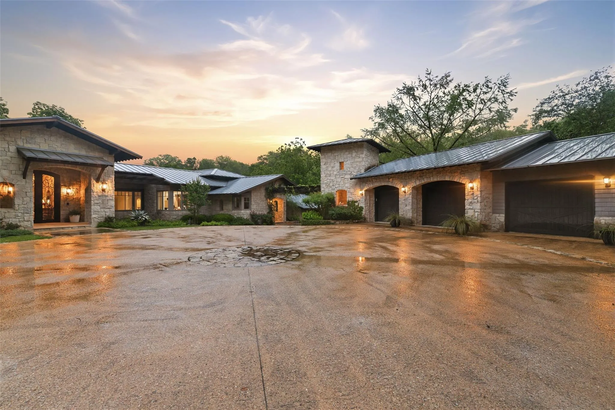 Photo of 4625 ROCKCLIFF RD, Austin, 78746