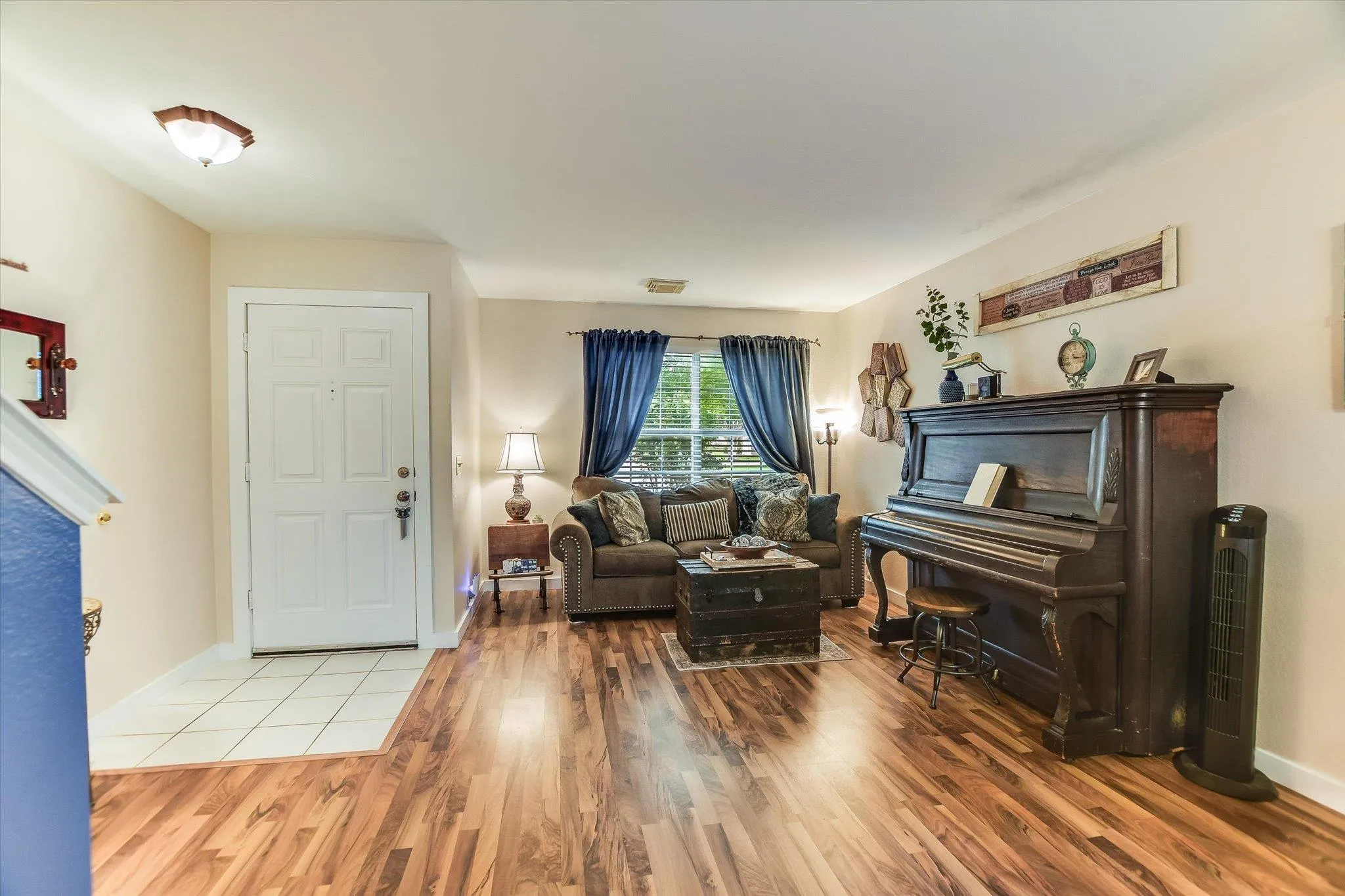 Photo 3 of 913 POLISHED STONE CV