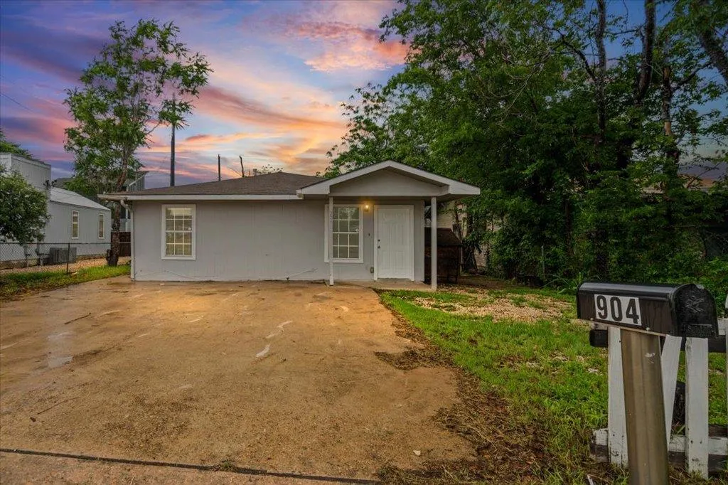 Photo of 904 MONTOPOLIS DR, Austin, TX, 78741