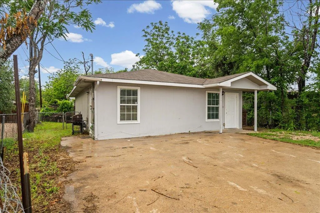Photo 4 of 904 MONTOPOLIS DR