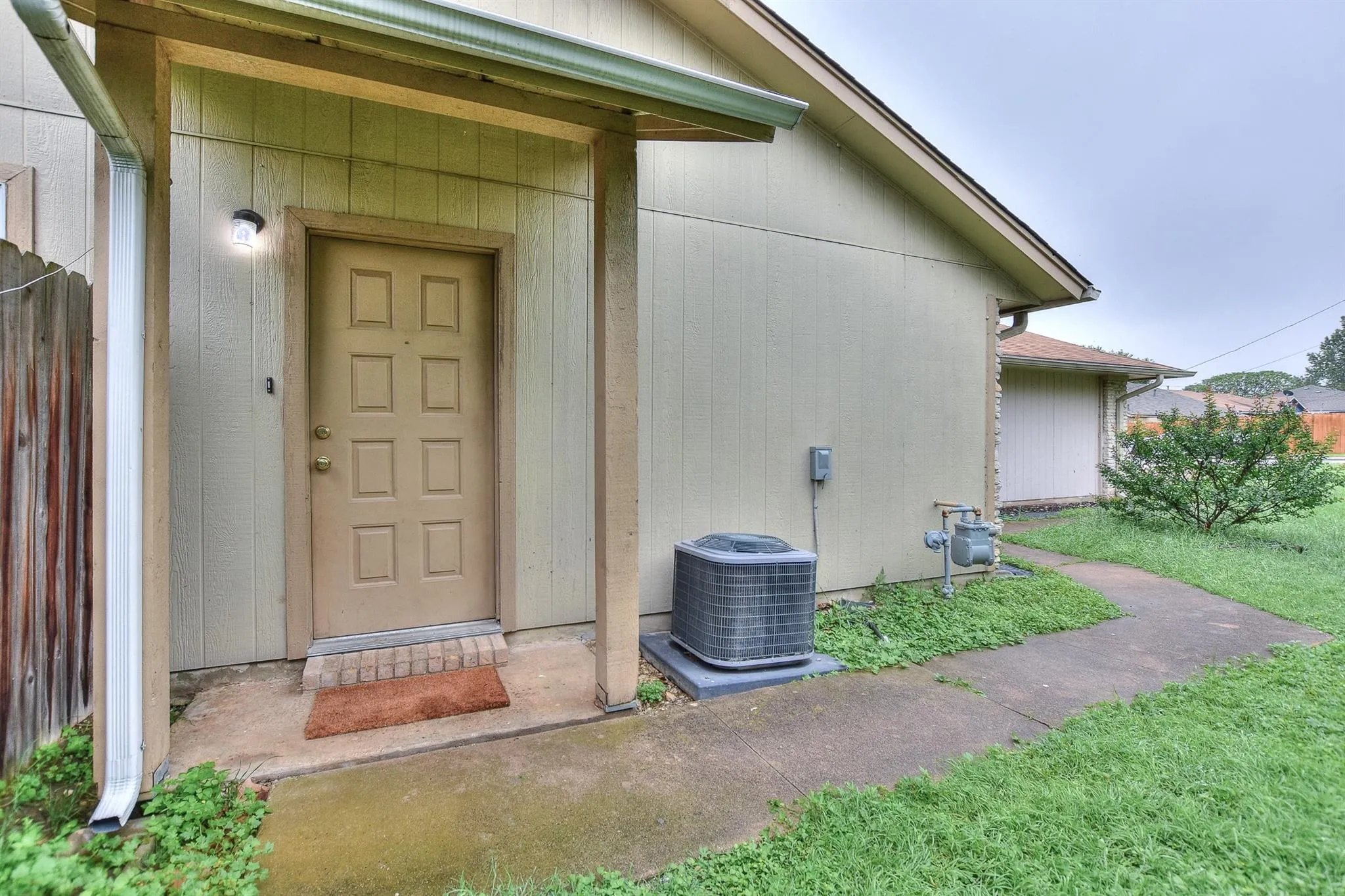 Photo 4 of 16132 FITCHBURG CIR