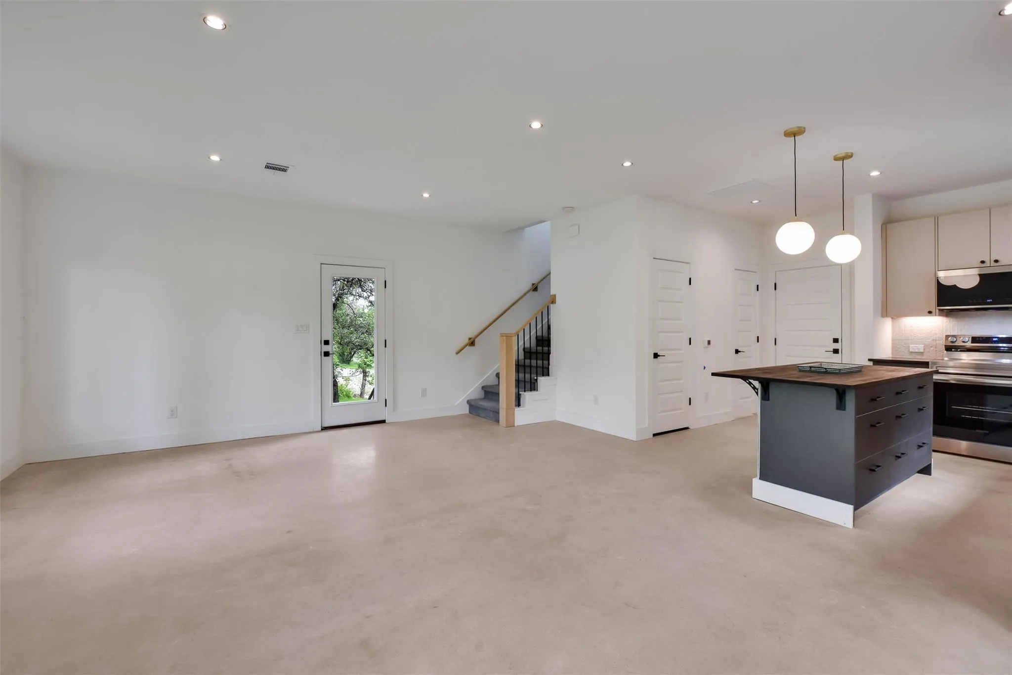 Photo 5 of 10918 RIDGEWAY ST