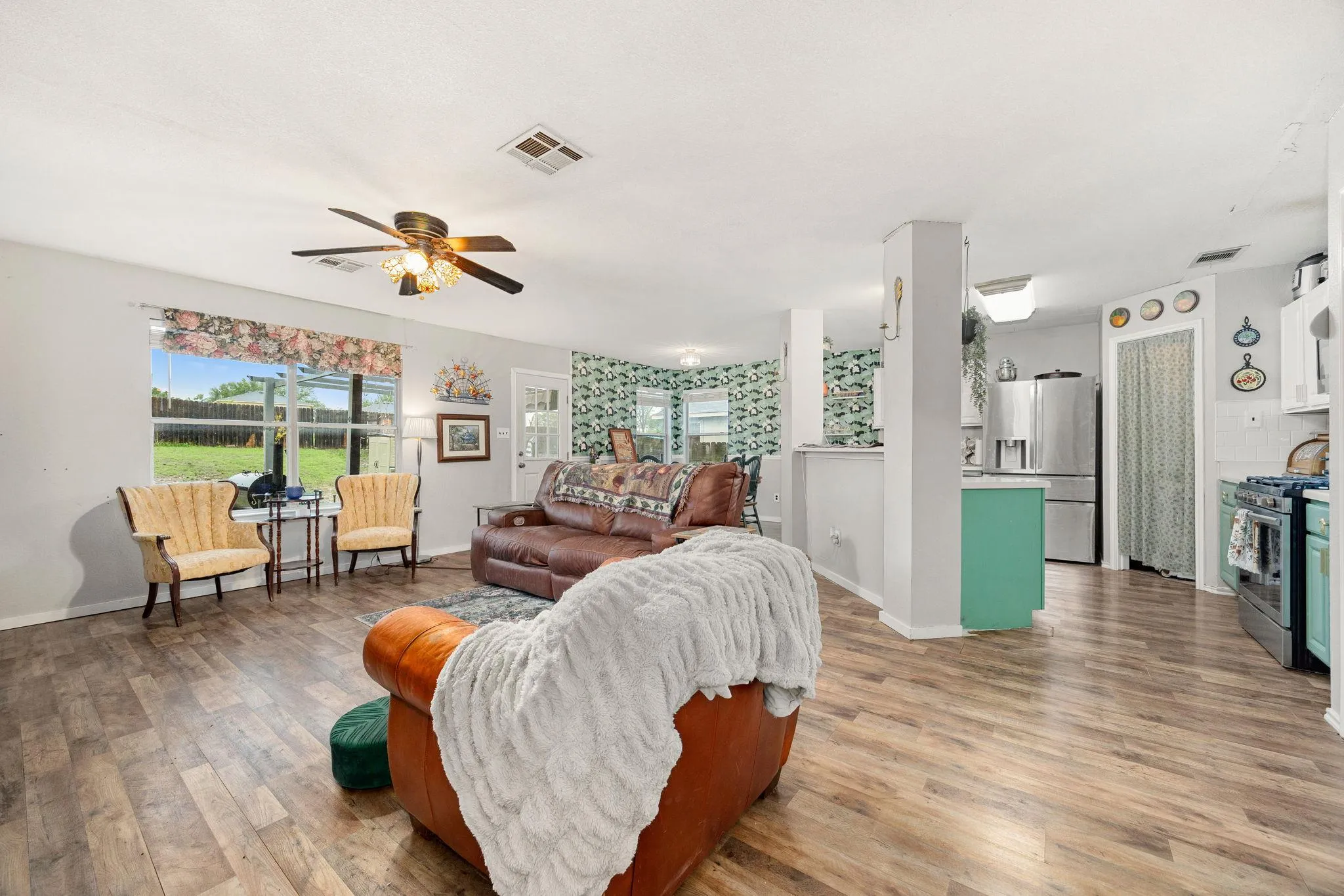 Photo 2 of 137 SAWGRASS CIR