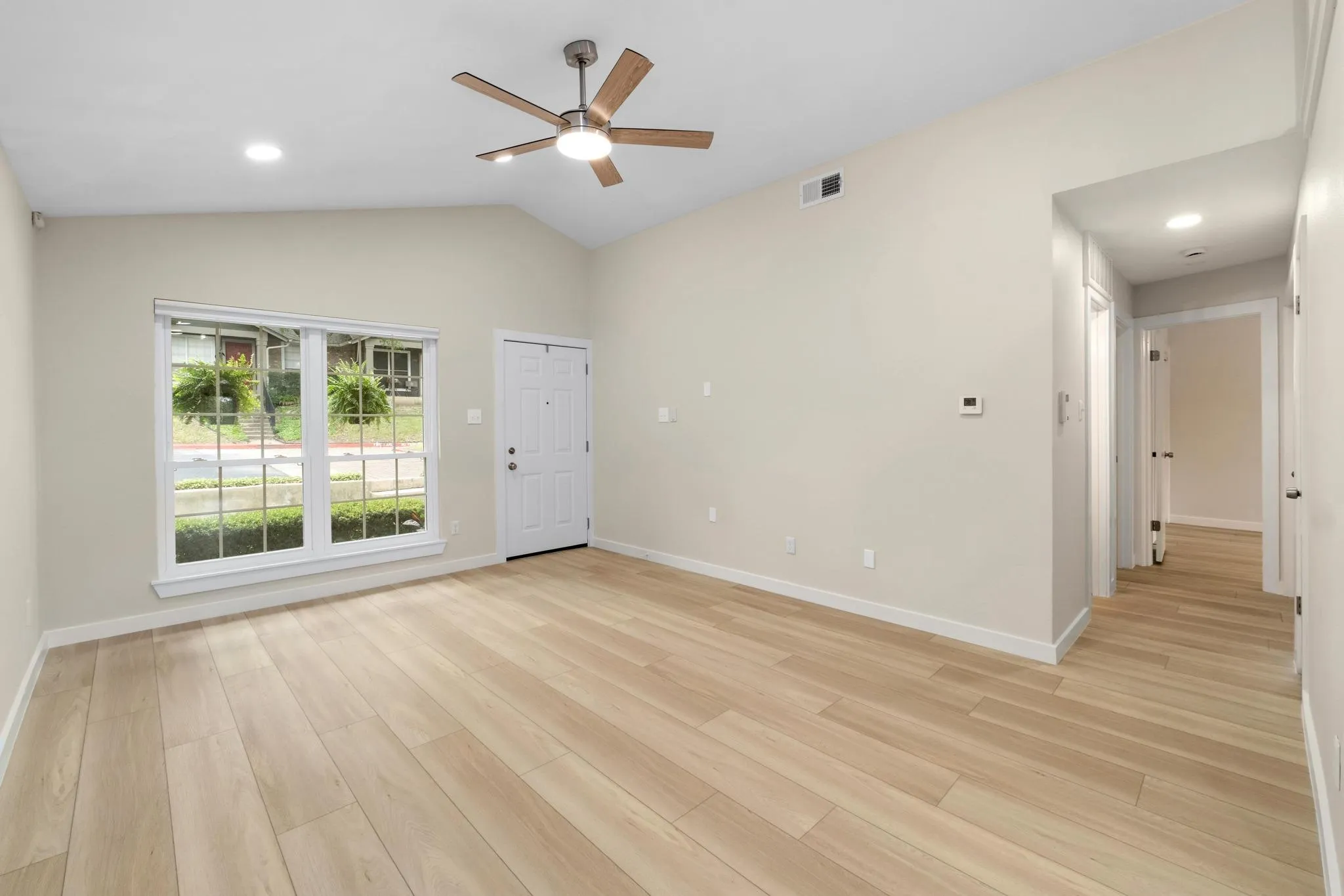 Photo 3 of 1015 E YAGER LN #187