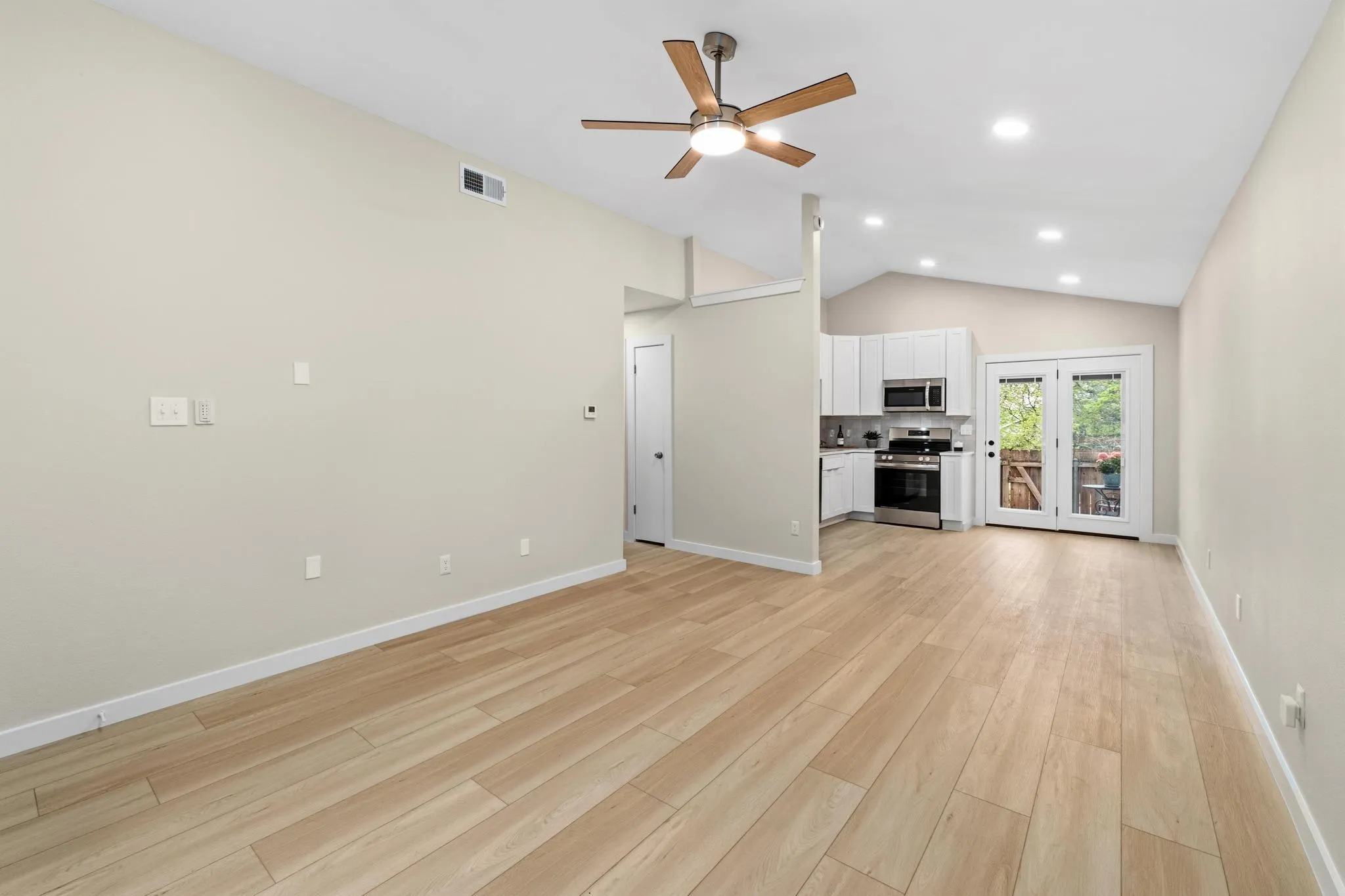 Photo 5 of 1015 E YAGER LN #187