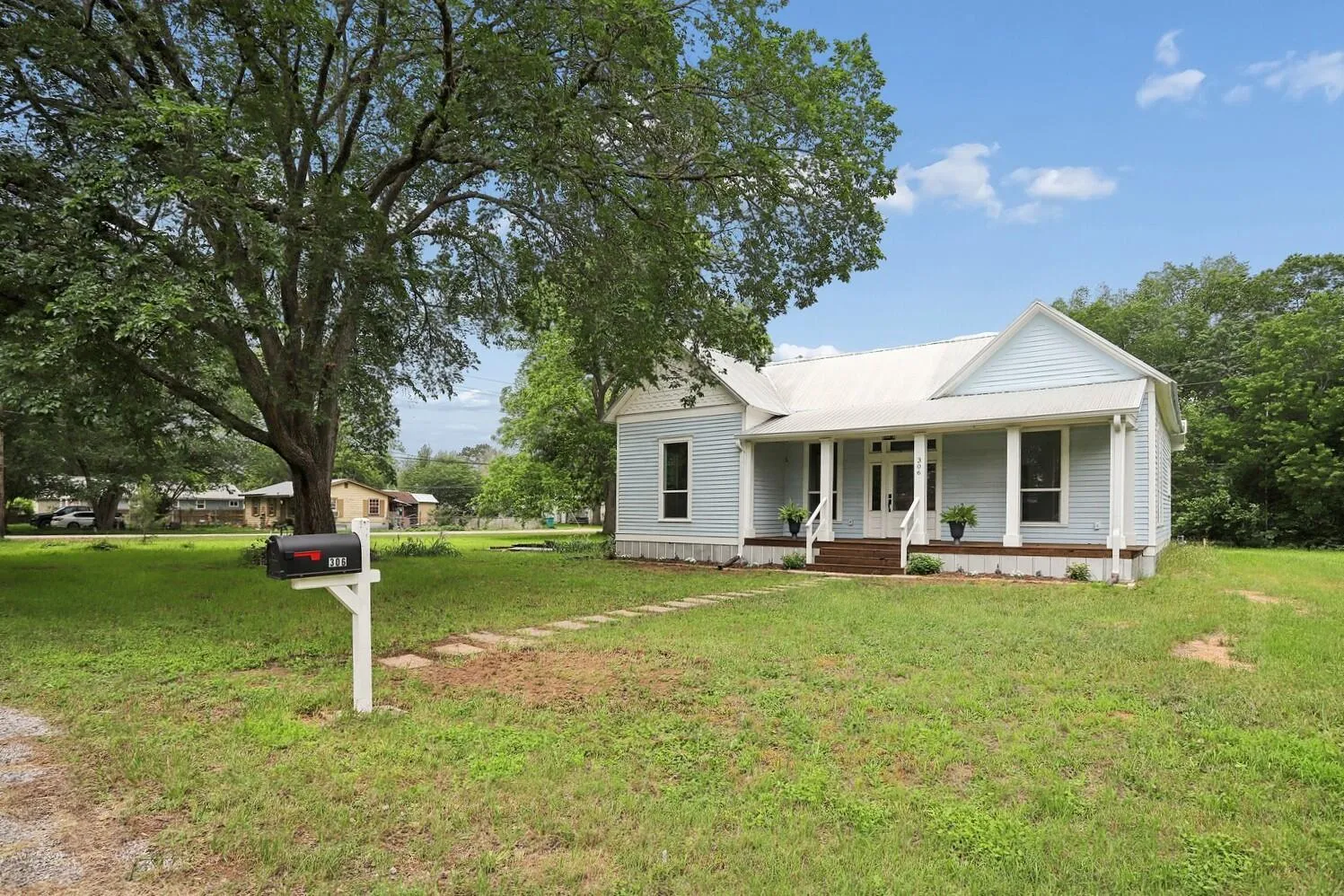Photo of 306 RIVERS ST, Smithville, TX, 78957