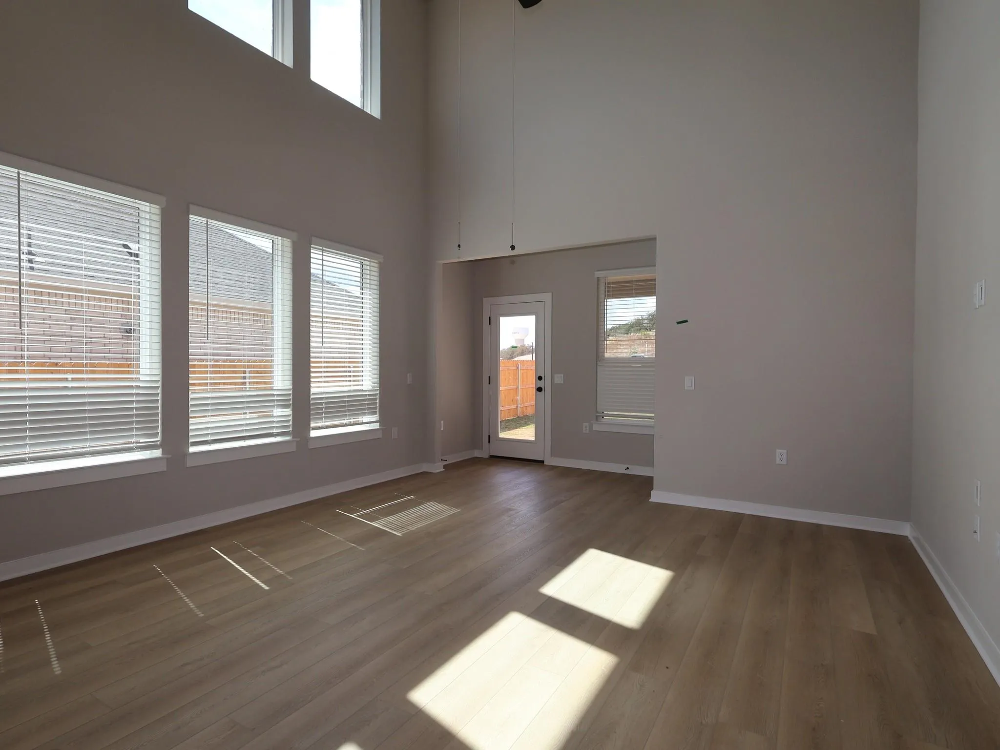Photo 5 of 635 CLARISSA ST