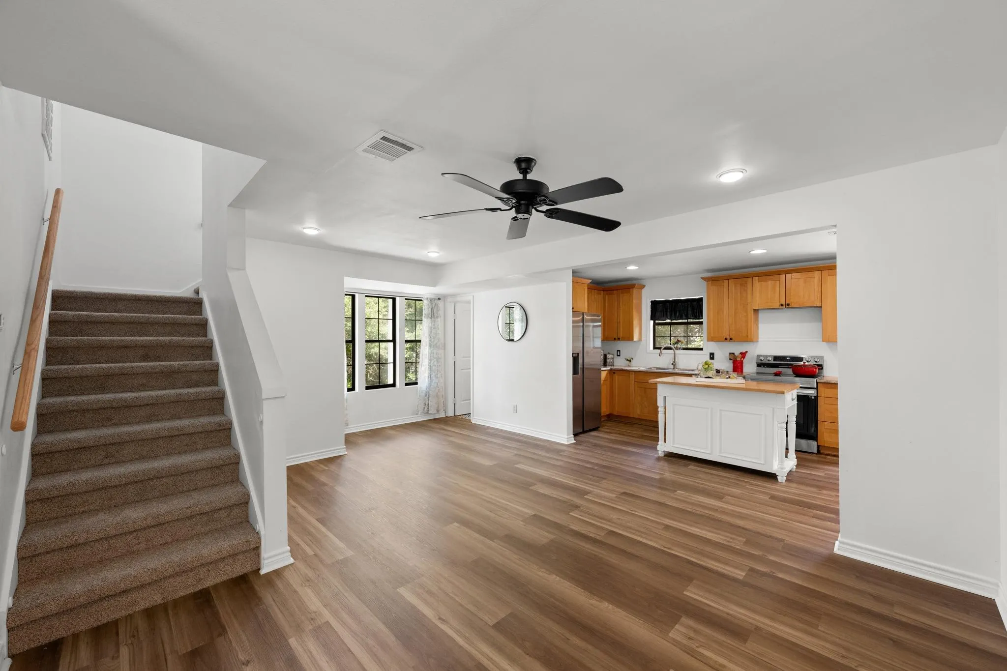 Photo 4 of 6 BASSWOOD CIR