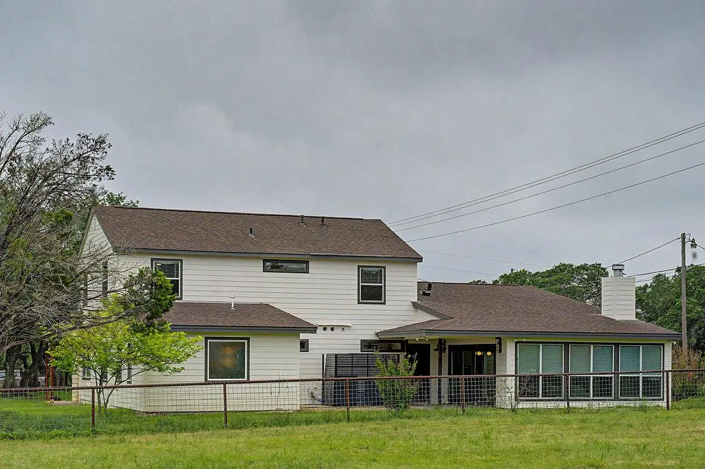 Photo 5 of 200 E MEADOW LN