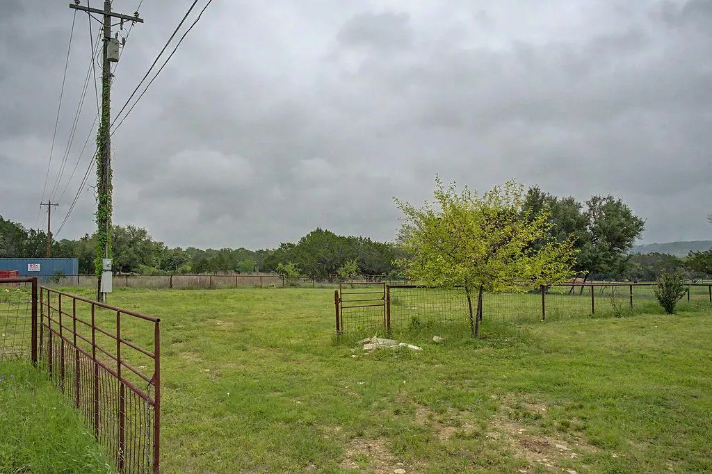 Photo 4 of 200 E MEADOW LN