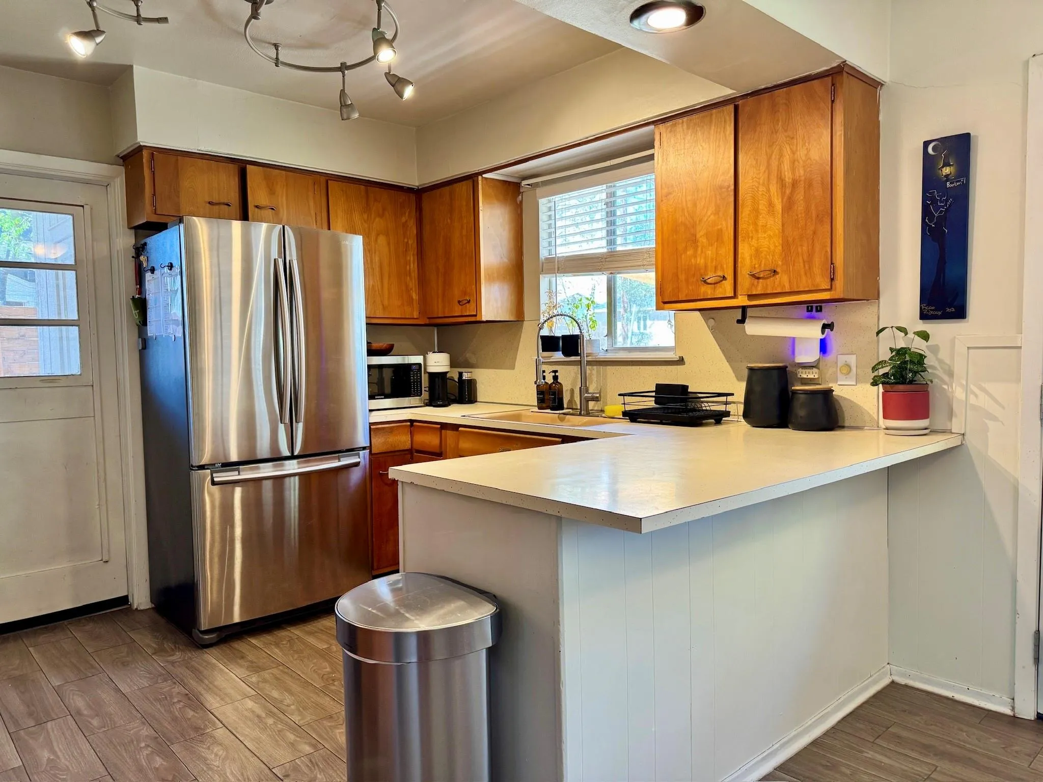 Photo 5 of 1402 CAMELOT CIR