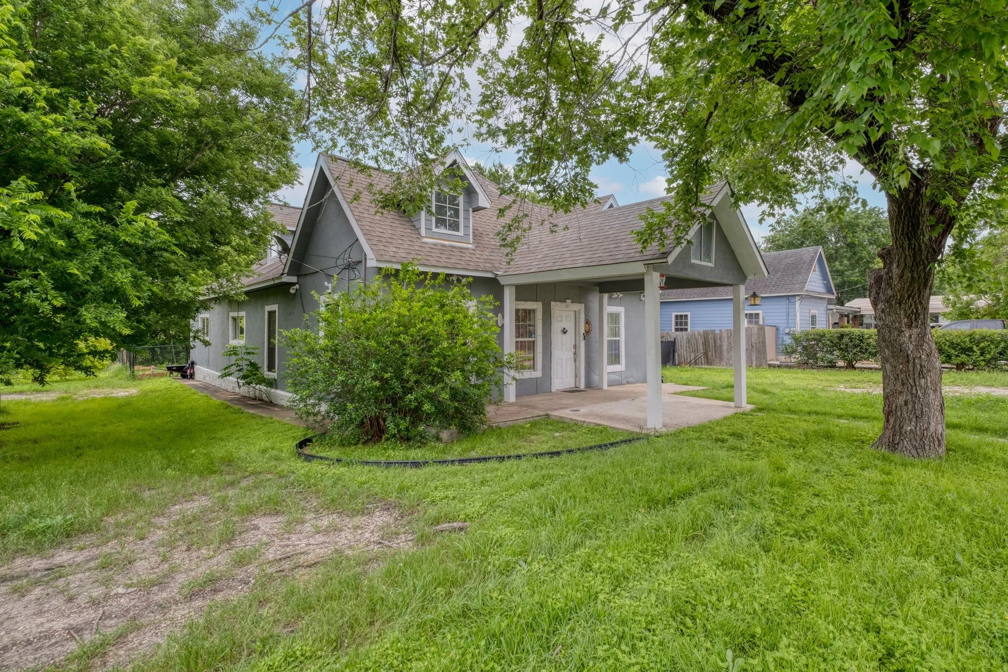 Photo of 920 WASHBURN ST, Taylor, TX, 76574