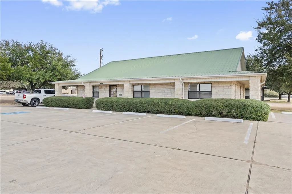 Photo of 409 MALLARD LN, Taylor, TX, 76574