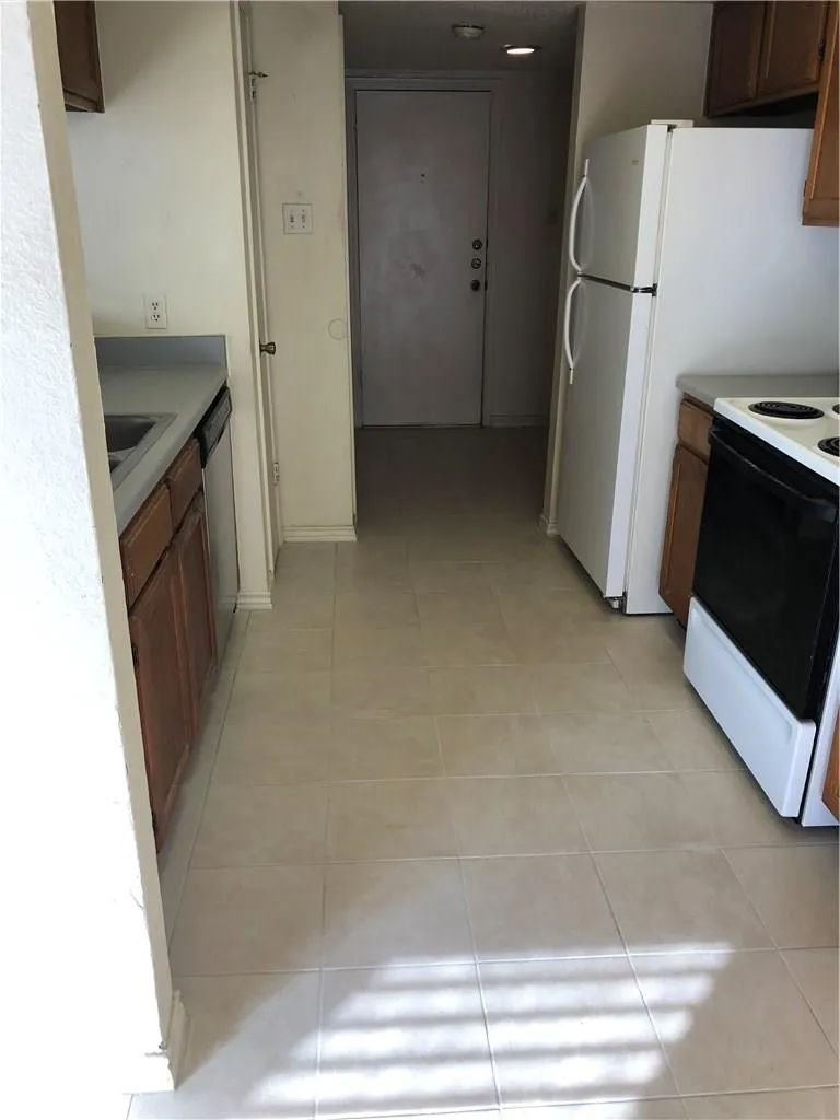 Photo 2 of 13311 SADDLEBROOK TRL #B